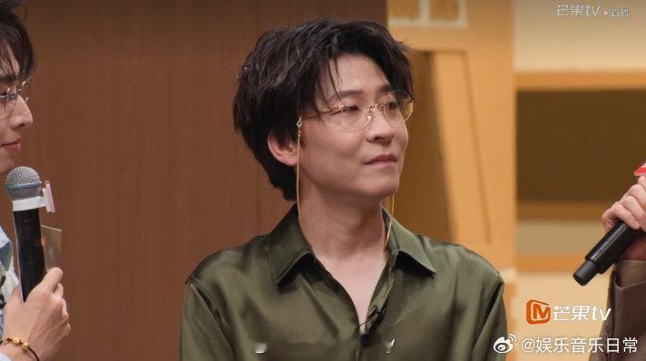 王啸坤帮张栋梁官宣新公司 披荆斩棘直播问到为什么张栋梁给王啸坤送考，王啸坤说漏嘴