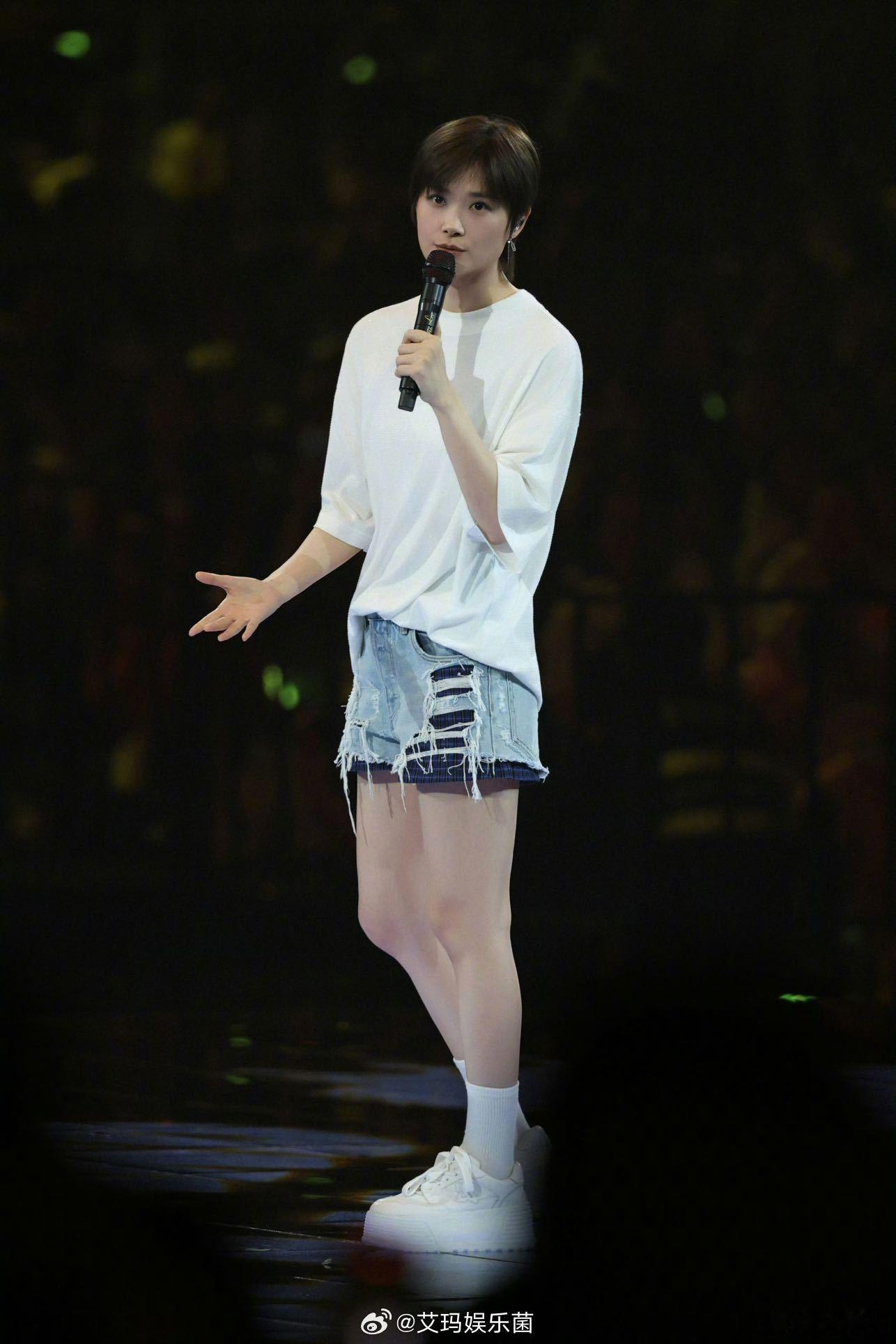 李宇春演唱会给我干哪儿来了 差点以为跨界了，刚进李宇春演唱会场地，感觉到了《新白