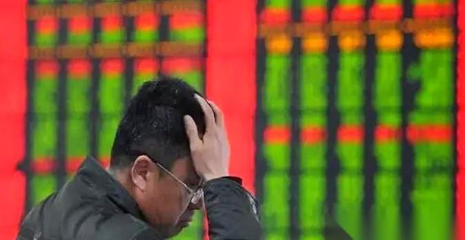 不装了，摊牌了。
主力那帮人跑得比兔子都快，连个招呼都不打。
一睁眼，账户绿得我