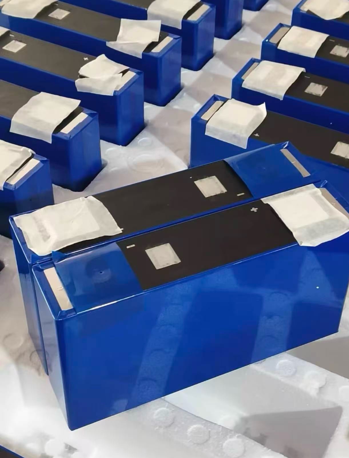 图1图2是问界M8的电芯，图3图4是尊界电芯，两种电芯虽然同属巨鲸电池，但是正极