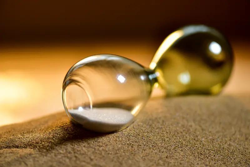 那些曾经在舞台上光芒四射的明星，随着岁月流转，脸上也会爬满皱纹，曾经灵动的眼神也