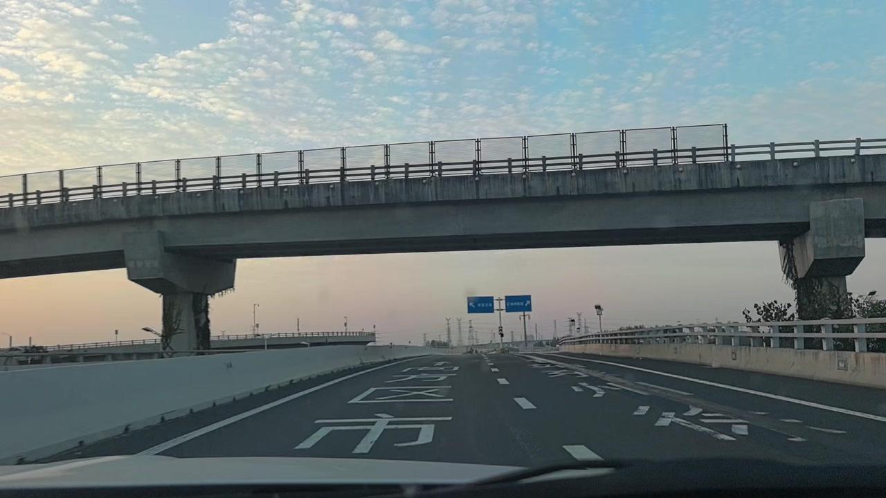刚下高速又上高架，赶在夕阳落山前回到徐州的家。一路晚霞铺天盖地，车窗映着橘色的光