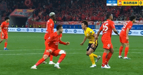 非红牌？海港后卫撞击对手脸部，有意无意？
比赛进行到上半场伤停补时阶段，海港后卫