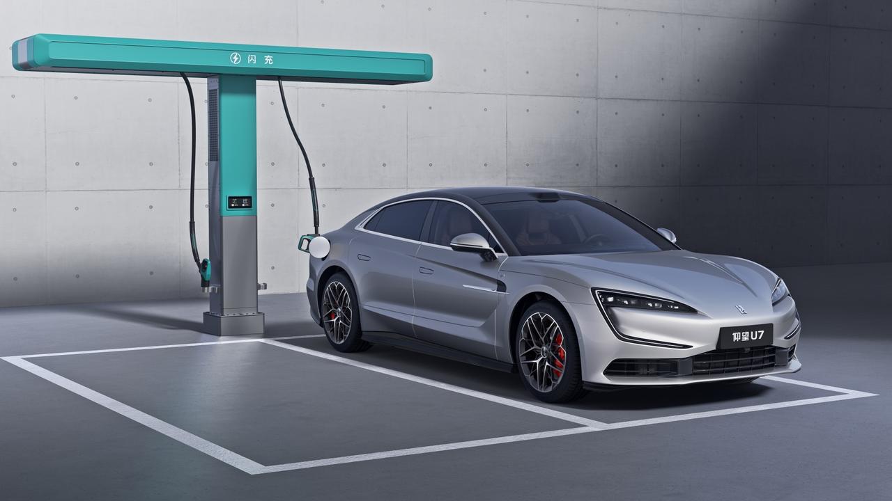 比亚迪仰望品牌在2026年3月5日发布了第二代刀片电池及闪充技术，仰望U7、U8