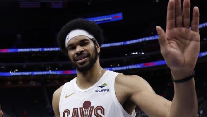 NBA常规赛，76人对阵骑士的比赛中，出现了非常奇葩的一幕。第三节比赛一上来，7