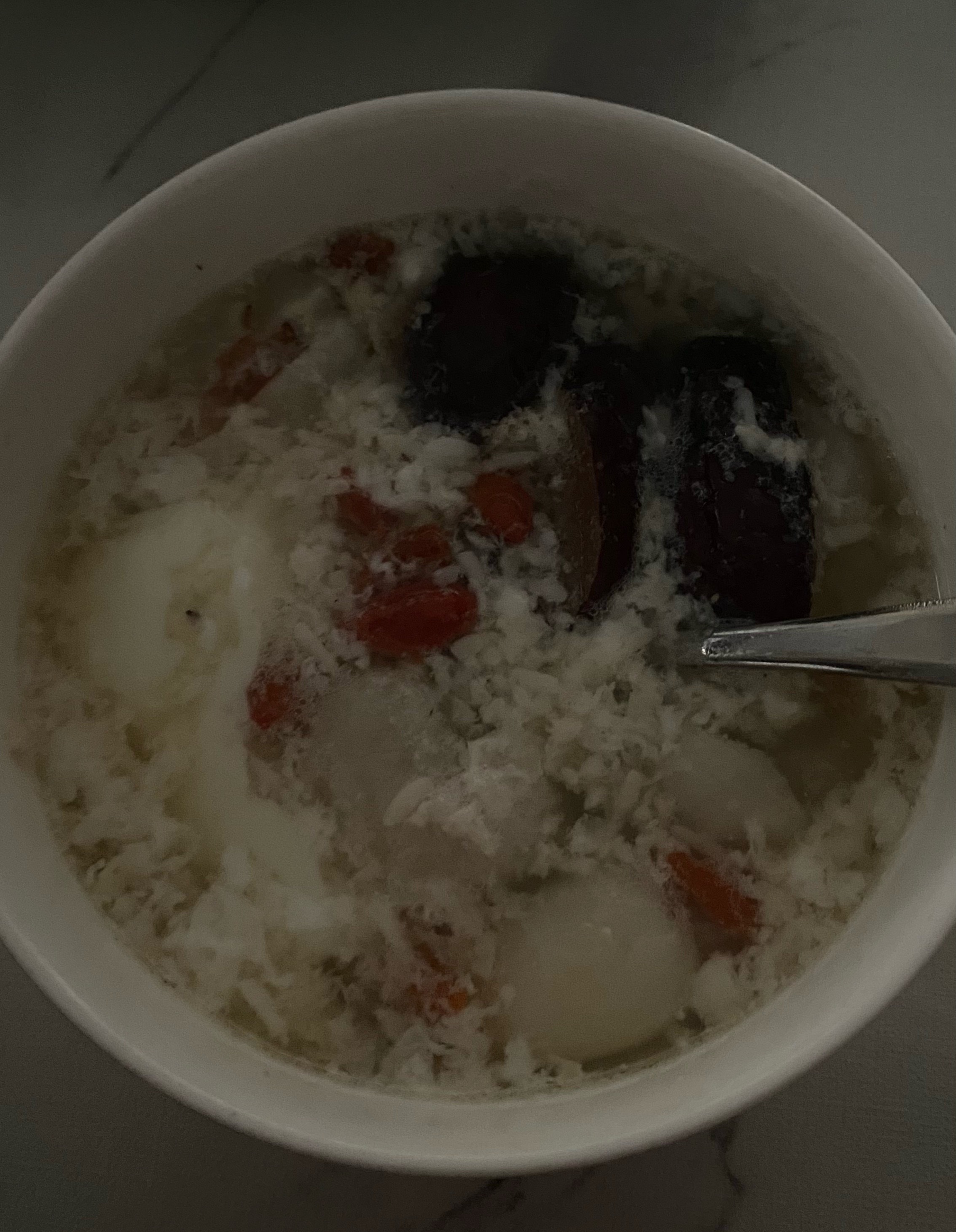 现在是早上9点，我在客厅吃早餐，实际比这个还要黑，别问我为什么不开灯，因为我懒得