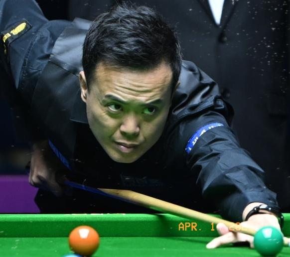 48岁老将傅家俊对阵前世锦赛亚军杰克·琼斯，争夺资格赛决胜轮入场券，全场轰出五杆