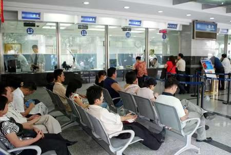 北京朝阳，95岁老人，去银行取已故老伴名下的30万存款，银行让他证明自己是唯一合