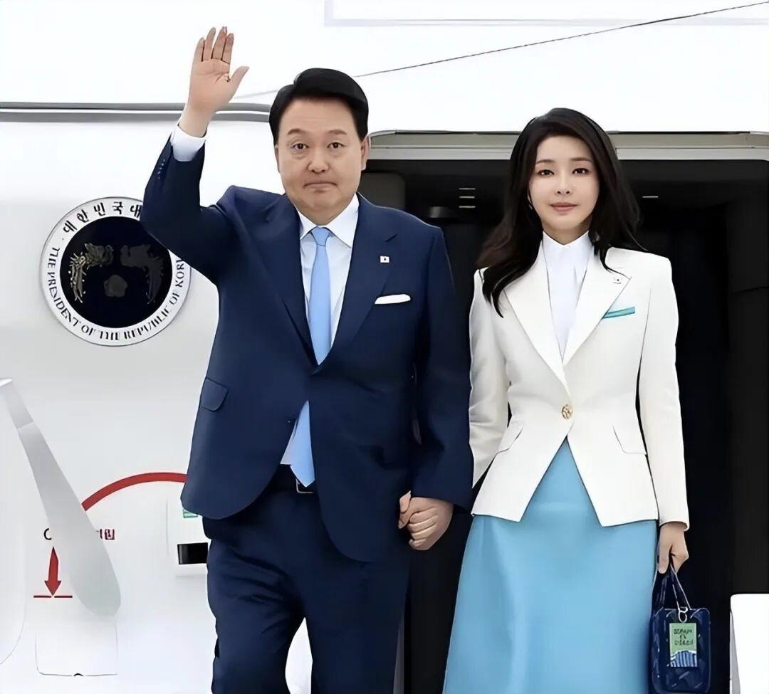 韩国这半年，简直就是在坐过山车。
我是真有点搞不懂，
怎么前脚还风光无限，后脚就