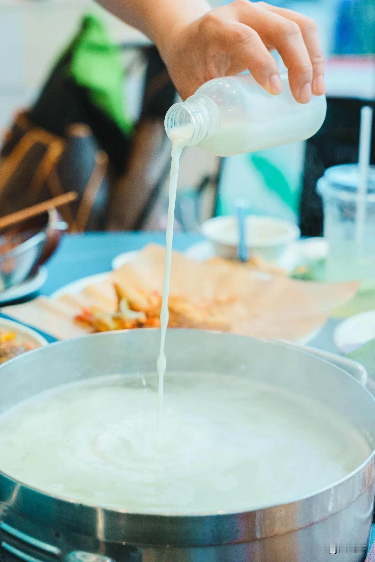 在顺德，没什么能比看着江边的日落吃鱼生、吃粥底火锅更惬意了。

逛完容桂渔人码头