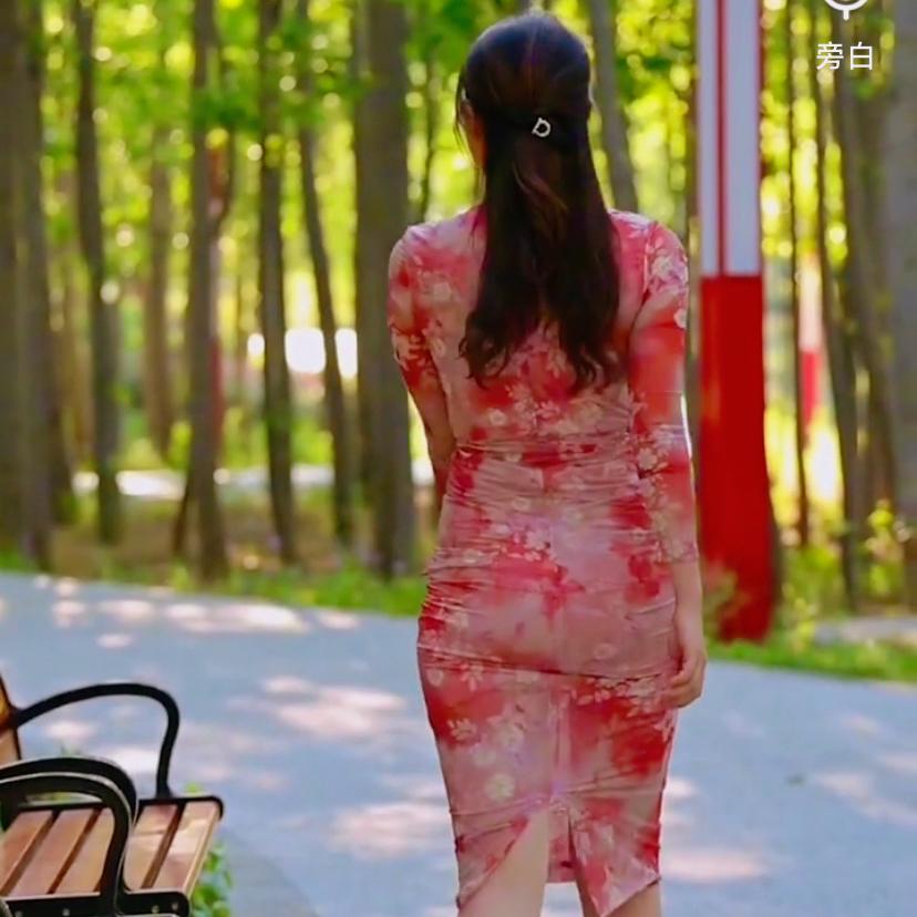 总有人，
把“不结婚”说得云淡风轻：
自由自在，
想去哪玩抬脚就走，
想吃什么张
