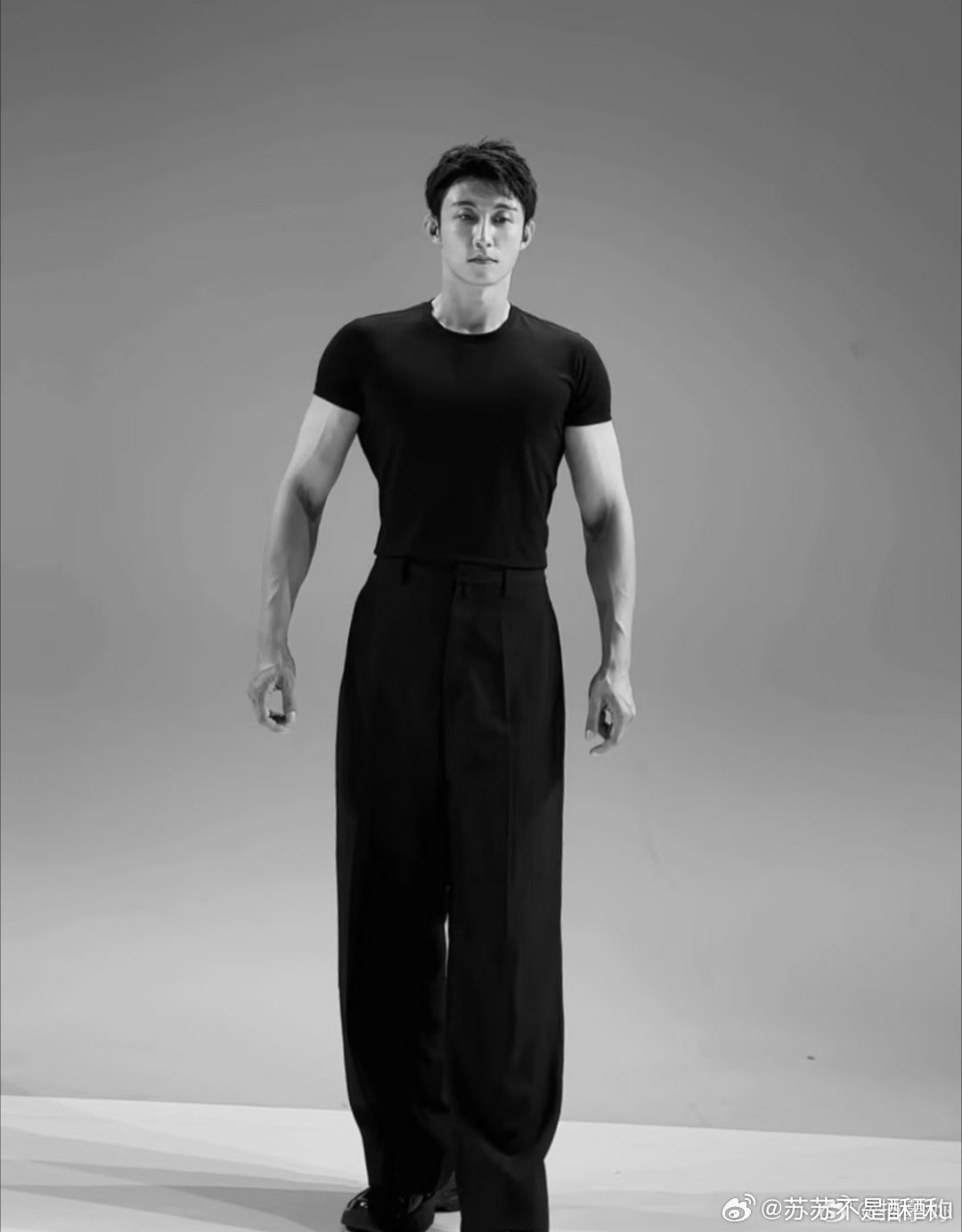 黄景瑜肩宽腿长一屏放不下 行走的衣架子本人！挺拔身形+逆天比例，每一帧都自带压迫