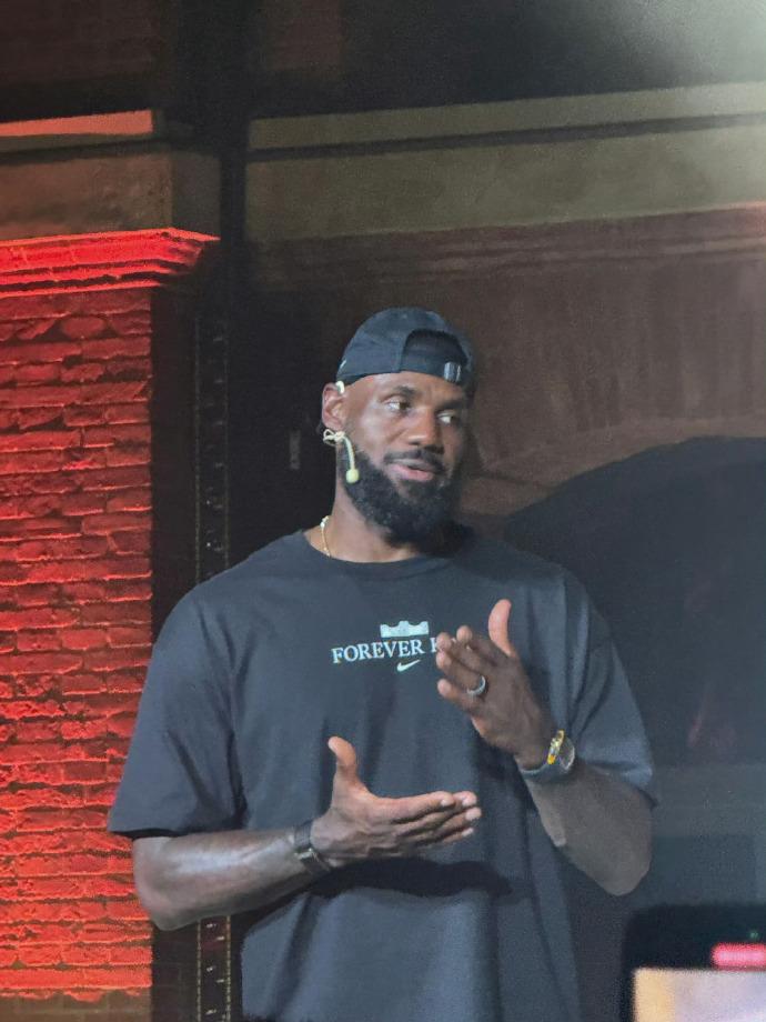 这个男人承载了我儿时至今对于篮球的所有喜爱和痴迷
（图片转自微博：詹姆斯吧官方微