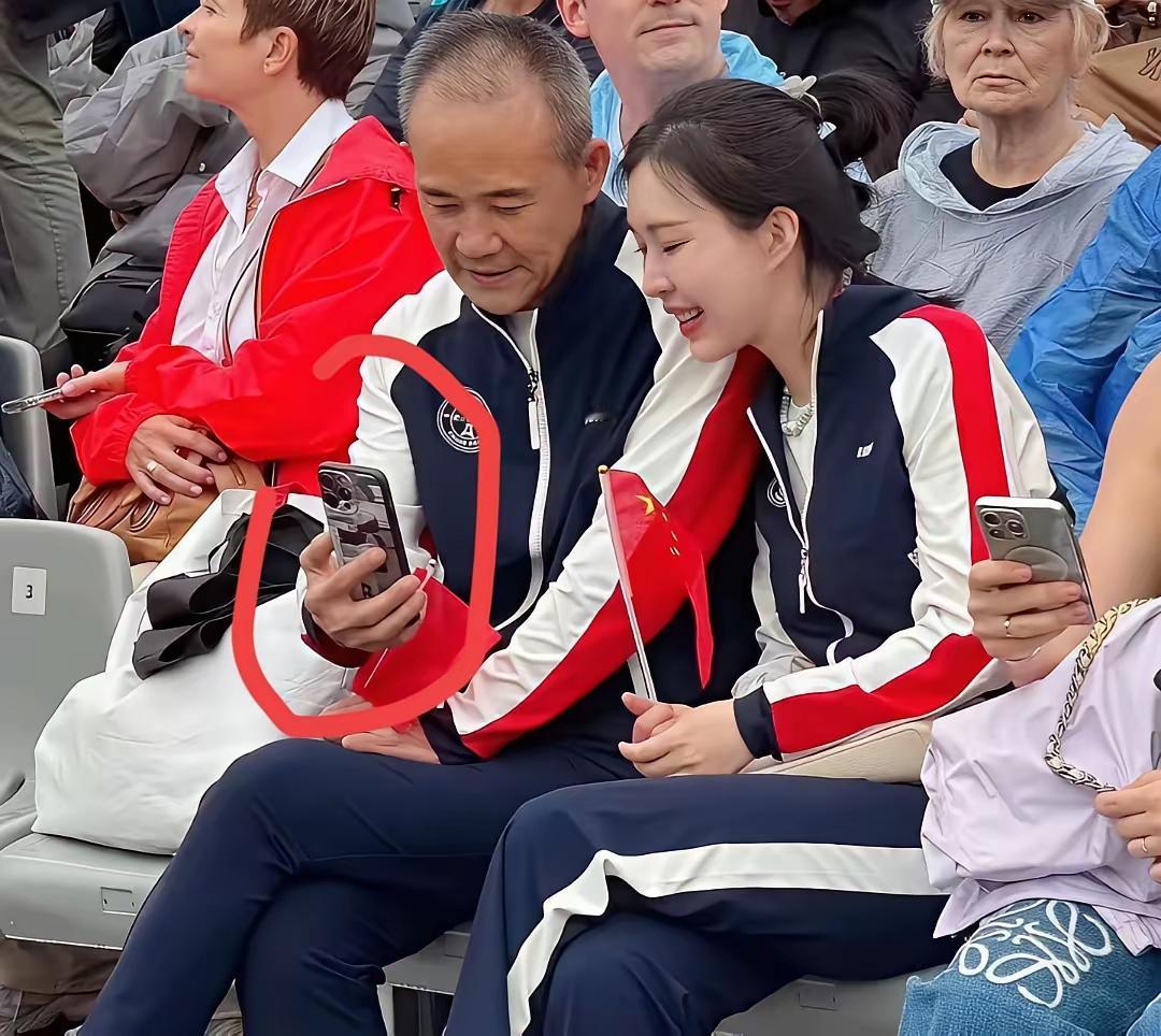 这张照片是王石和妻子田朴珺在2024年巴黎奥运会期间观看比赛的合影。画面中两人有