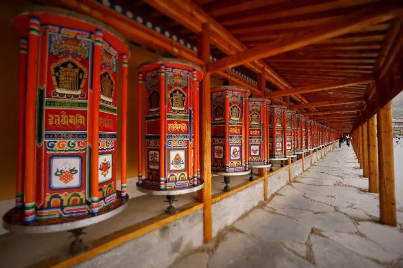 拉卜楞寺，是一座位于甘肃省甘南藏族自治州夏河县的寺庙，是甘肃全国重点文物保护单位