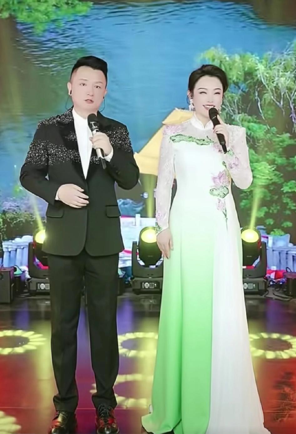 九歌称李铭雪穿上这身衣服，仙气飘飘的，很像江南女子，不像山东人。