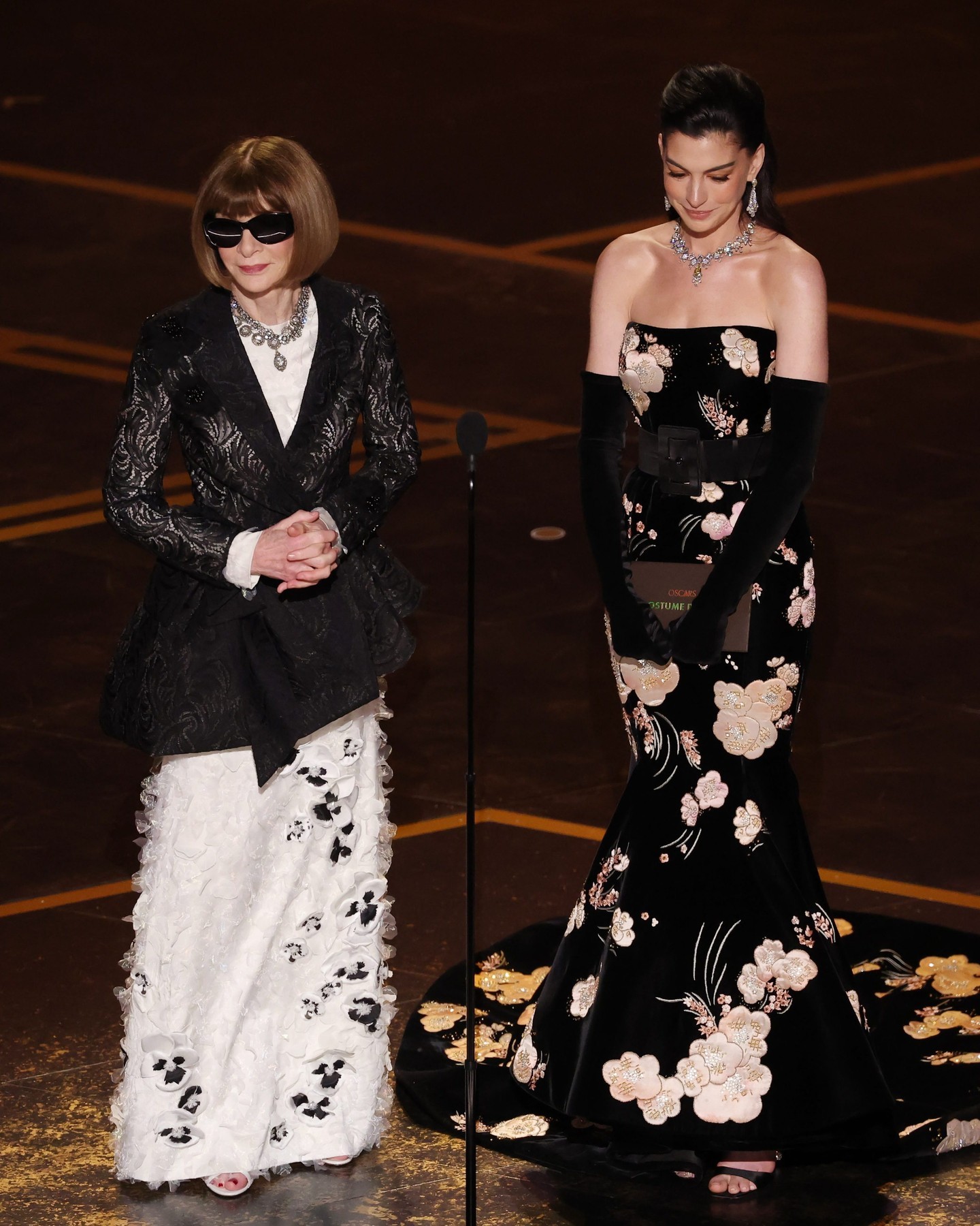 两位站在一起的画面就足够有趣