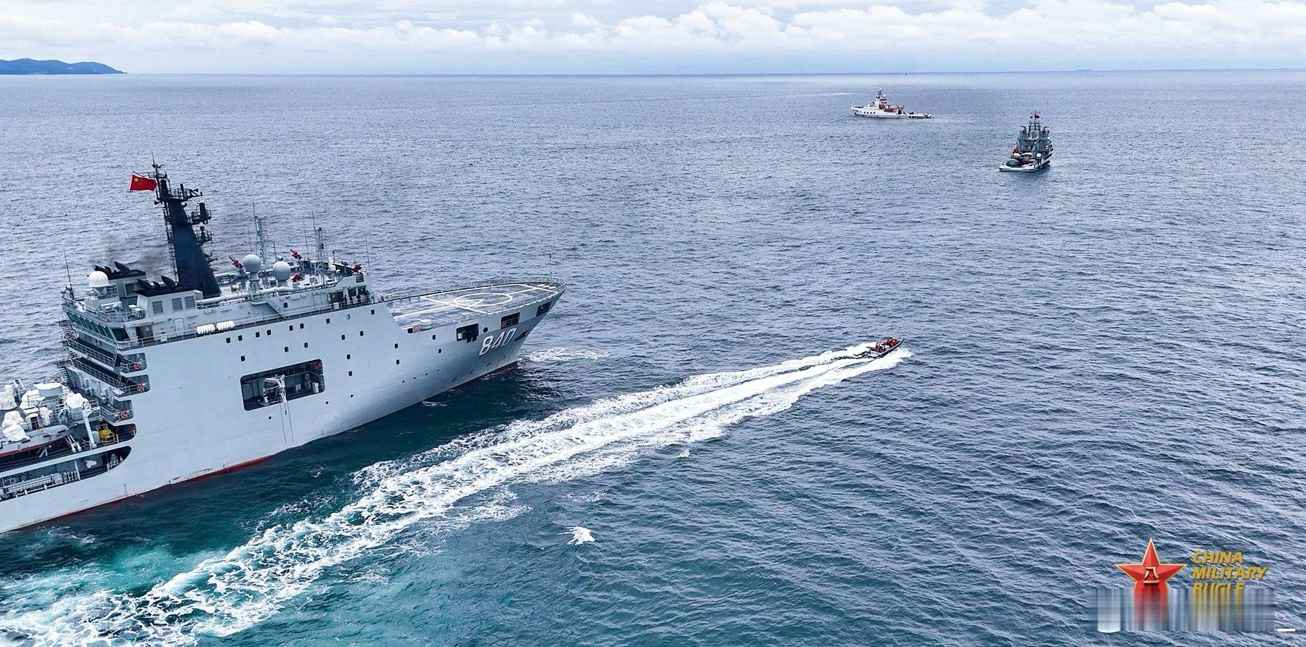 840明镜湖船与北拖742船进行救援演练。参加演练的还有一艘北海救助局的救助船（