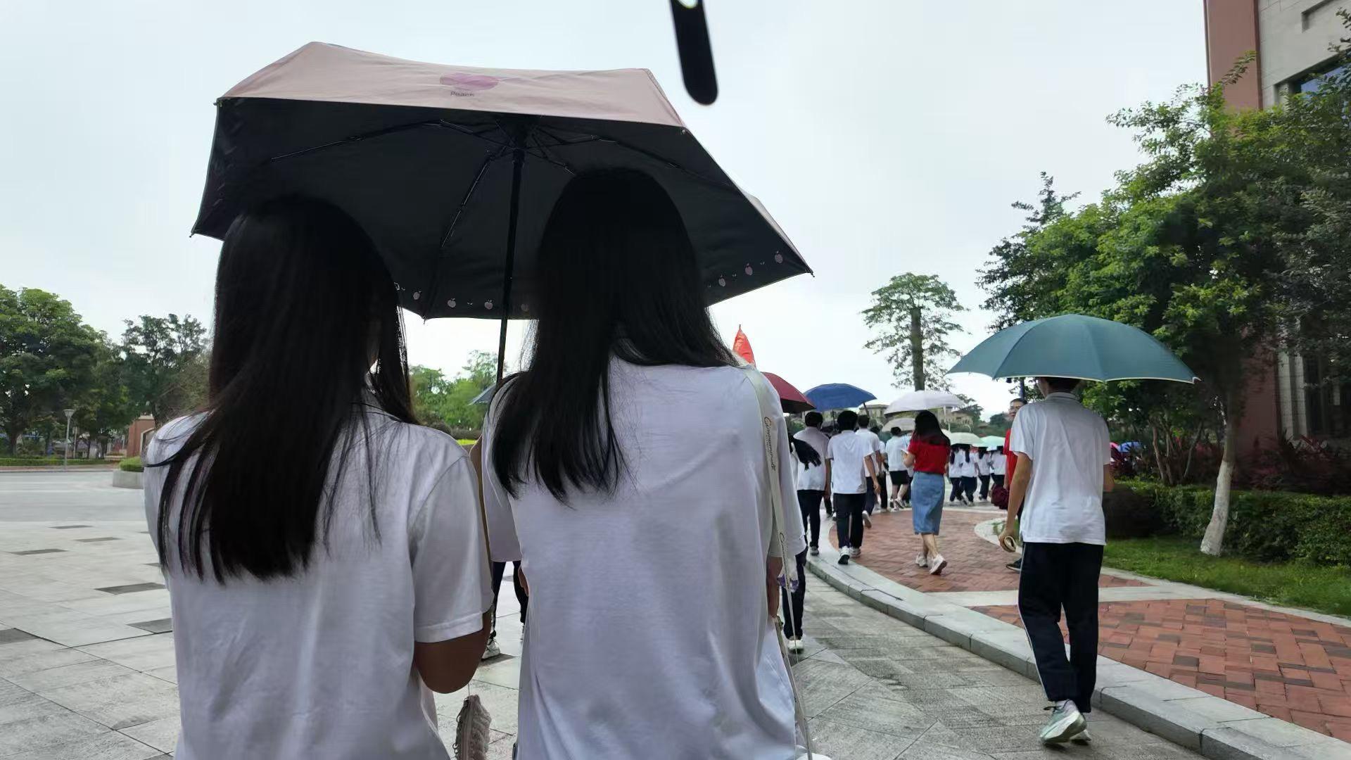 同学 你穿校服的背影 我是否能再看到