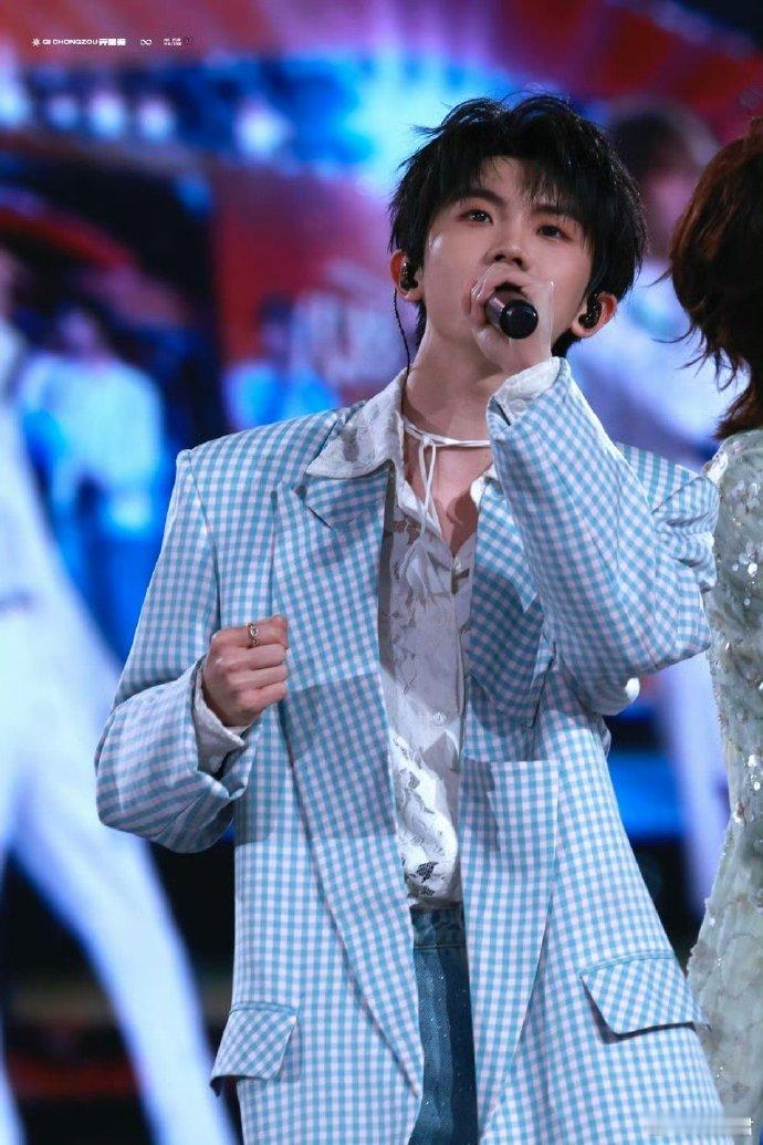 每次看到马嘉祺的腰部动作，都能瞬间被吸引。 