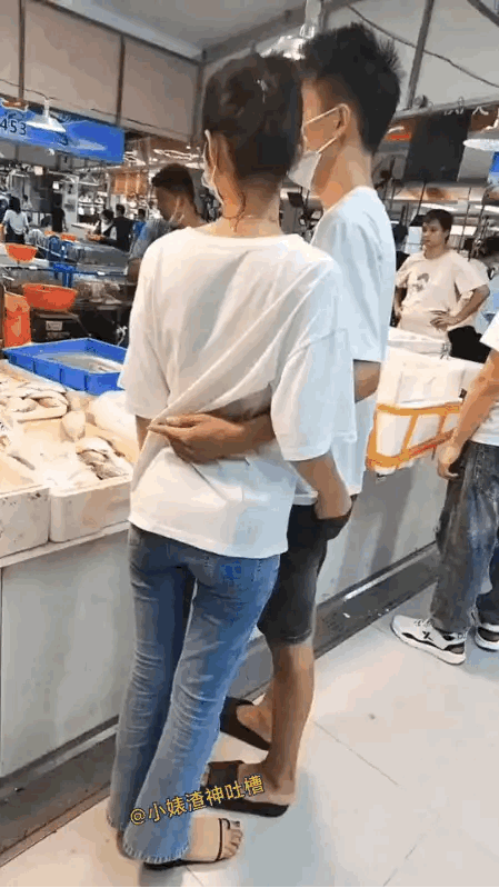 一定是学生时期的情侣…
踏入社会后的情侣没有学生时期那种腻歪！