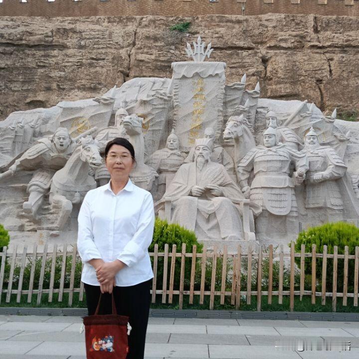 生活里，依靠自己才能活出精彩人生。

爱自己也是浪漫生活的开始。

不论生活多么