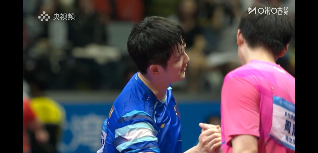 全运会男单1/16决赛，
上海队樊振东vs河北队周雨，
第一局两个人打的还是比较