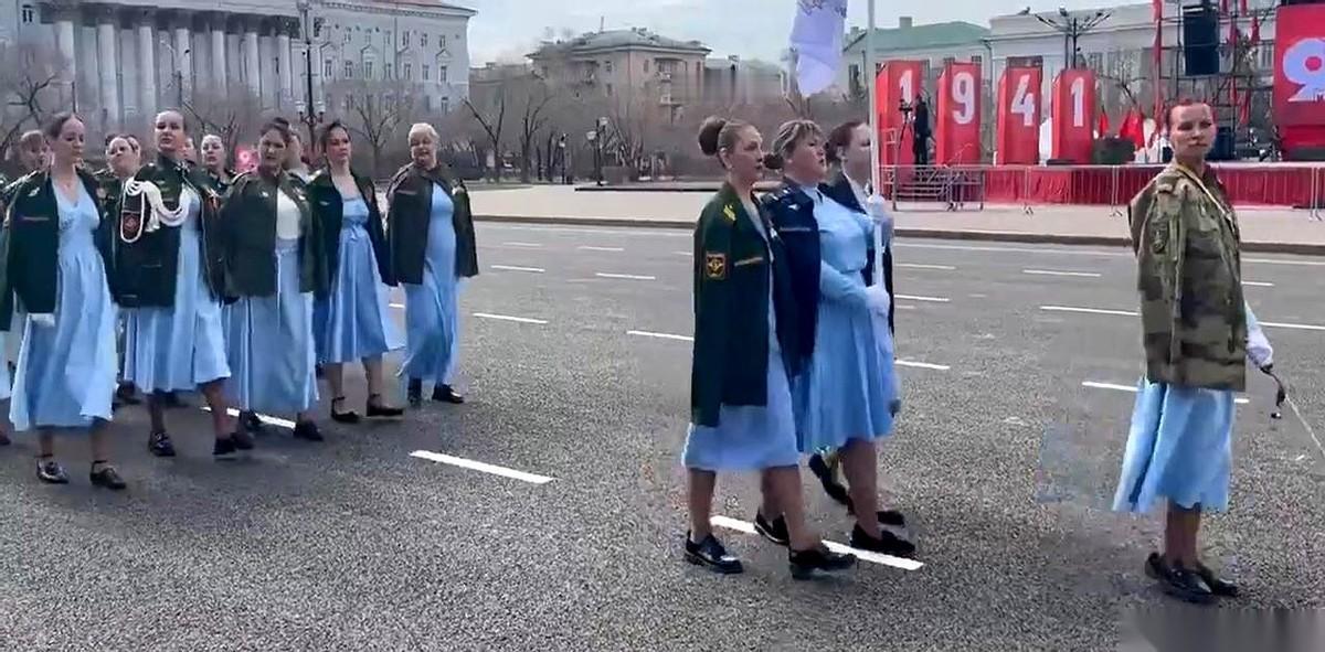 俄罗斯阅兵，一个方阵切进来，镜头立刻对准了她们。
不是血气方刚的男兵，也不是英姿