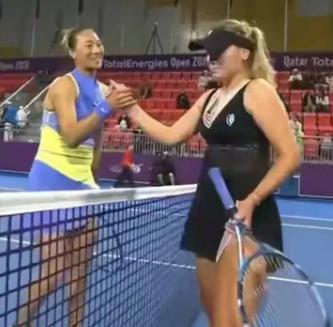 郑钦文复出连夺两胜 2-1 击败帕克斯 竞争力稳步归位

伤病恢复期刚结束，郑钦