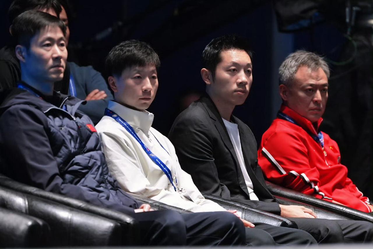 伦敦团体世乒赛，马龙、许昕与王励勤、秦志戬一起今日在观众席观看国乒男队对韩国男队