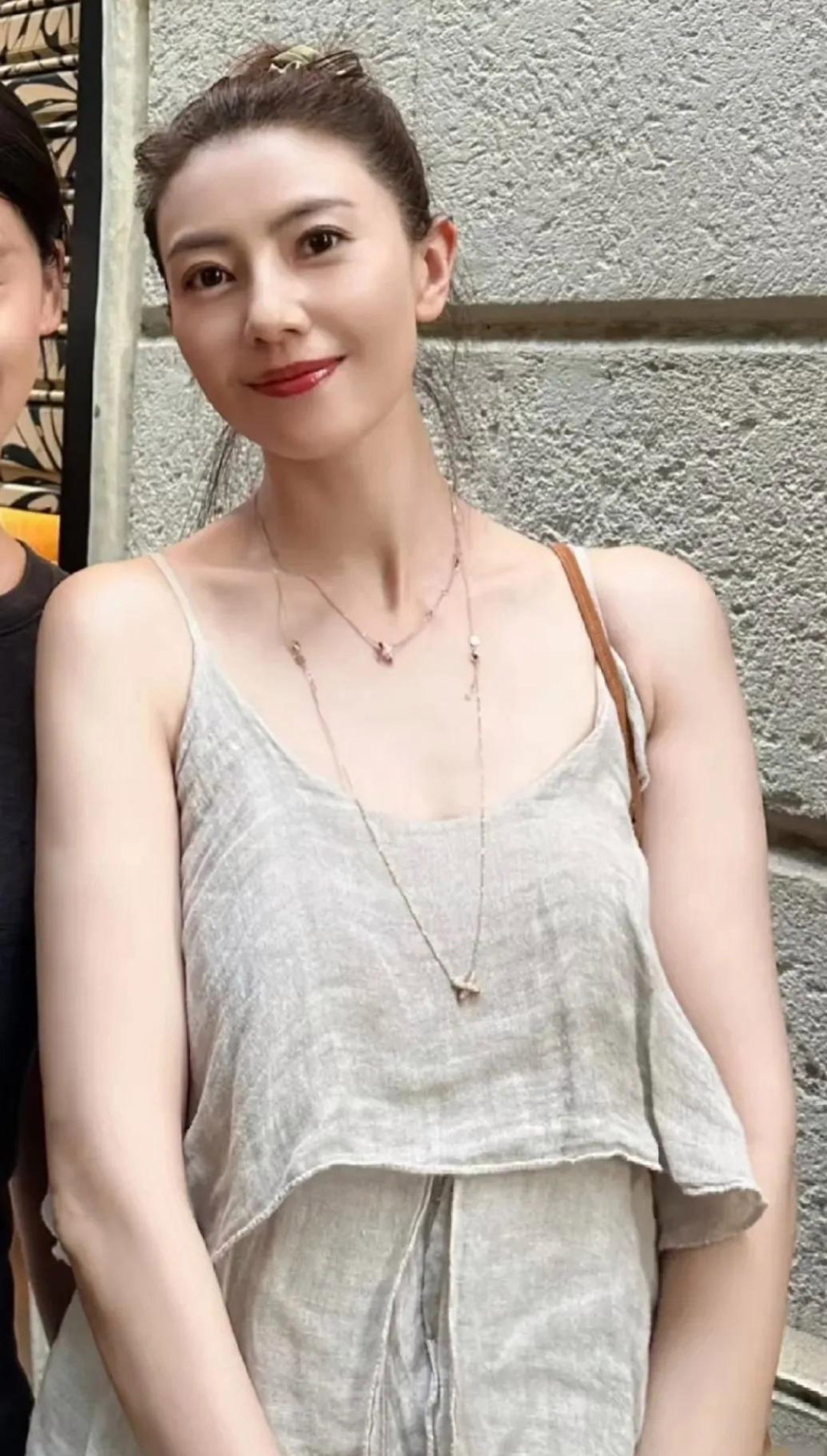 高圆圆素颜带娃炸街！6岁女儿大长腿逆天，45岁的她依然美的让人心动！ ​​​