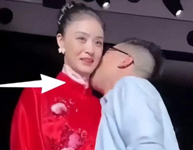 上海大秀太真实！王晓慧又黑又油，周涛黑着脸，蒋欣被揩油好尴尬