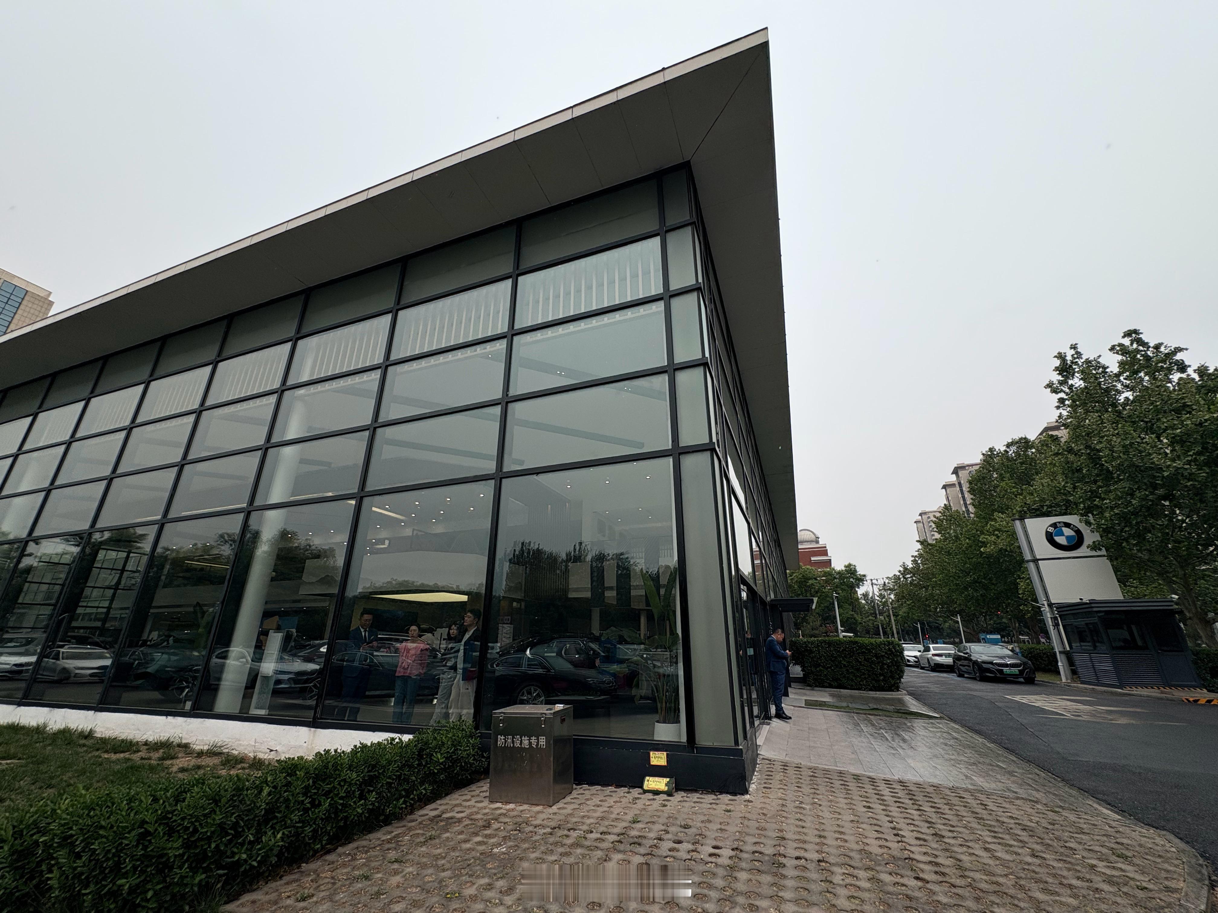 今天陪亲戚去宝马4S店保养，因为出去玩了一趟嚯的可能有点狠，所以要检查一下底盘顺