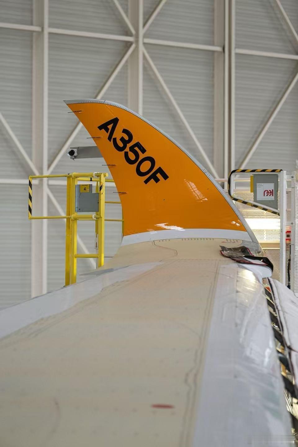 看到这张图我才想到，货机只有在组装时，才能轻易地拍到舷窗小翼视角。 