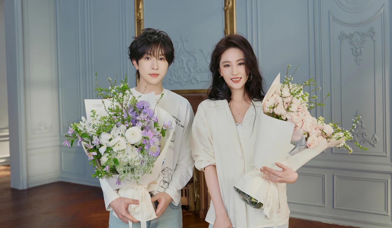 左边是游博文，猫人集团总裁。
右边是刘亦菲，猫人全球品牌代言人。
刘亦菲代言猫人