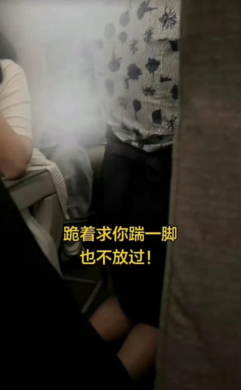 服务不等于放弃人格尊严。按照网传经过，仅仅一次轻微磕碰，乘务员第一时间致歉、乘务