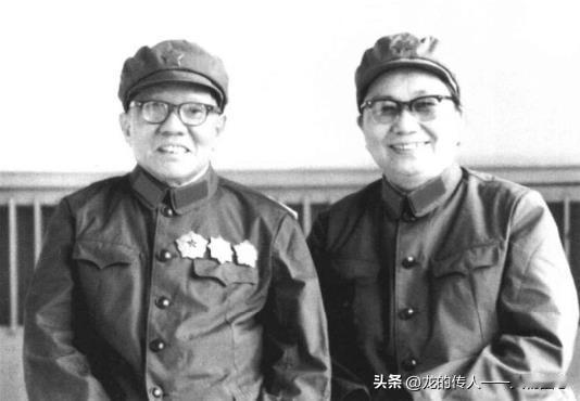 1979年9月，朱良才79岁生日时与夫人李开芬在北京301医院合影。