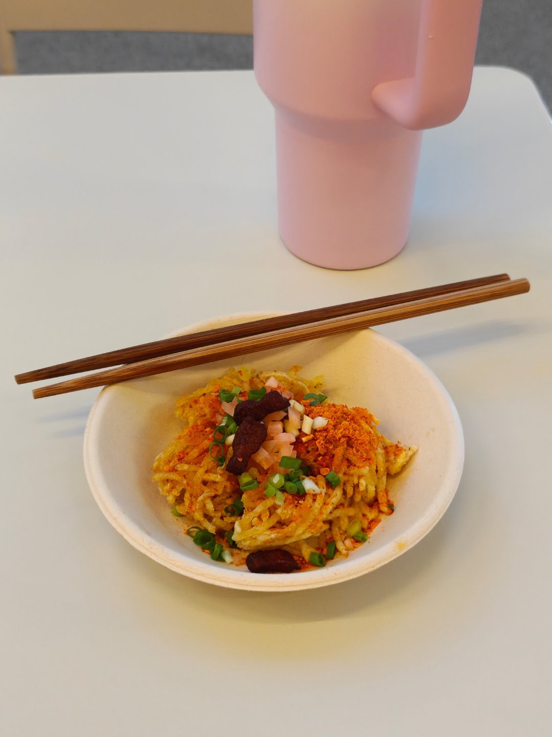 本来准备吃个三文鱼沙拉就去健身的，结果这个沙拉越吃越饿，饿的要死。吃完沙拉上楼又