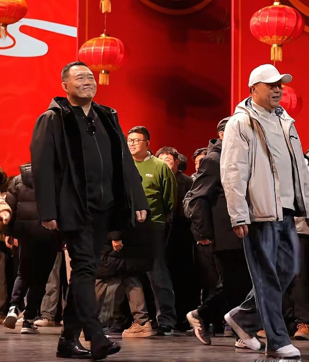 “钢丝节”灯牌还亮着，主持人名单却把你抹了。
粉丝问：郑好去哪了？
你掏出手机，