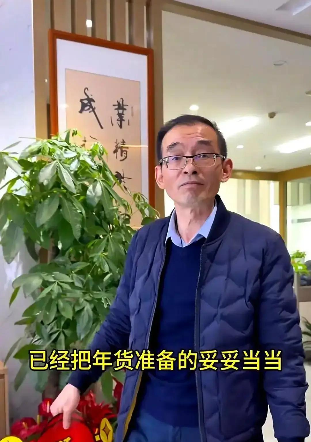 谢浩男除夕前发视频，说今年不回他爸家。

他坐在老家书桌前，语气平静：陪妈贴春联