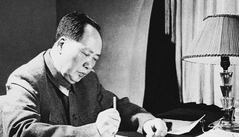 毛主席有个习惯：不管天冷天热，睡觉必须开窗，保持空气流通，寒冬夜里，卫士长担心他
