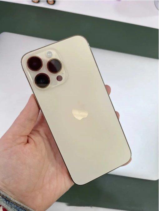 #两00后为面子租iPhone后变成零元购# 不得不想起当年苹果4手机的时候，有