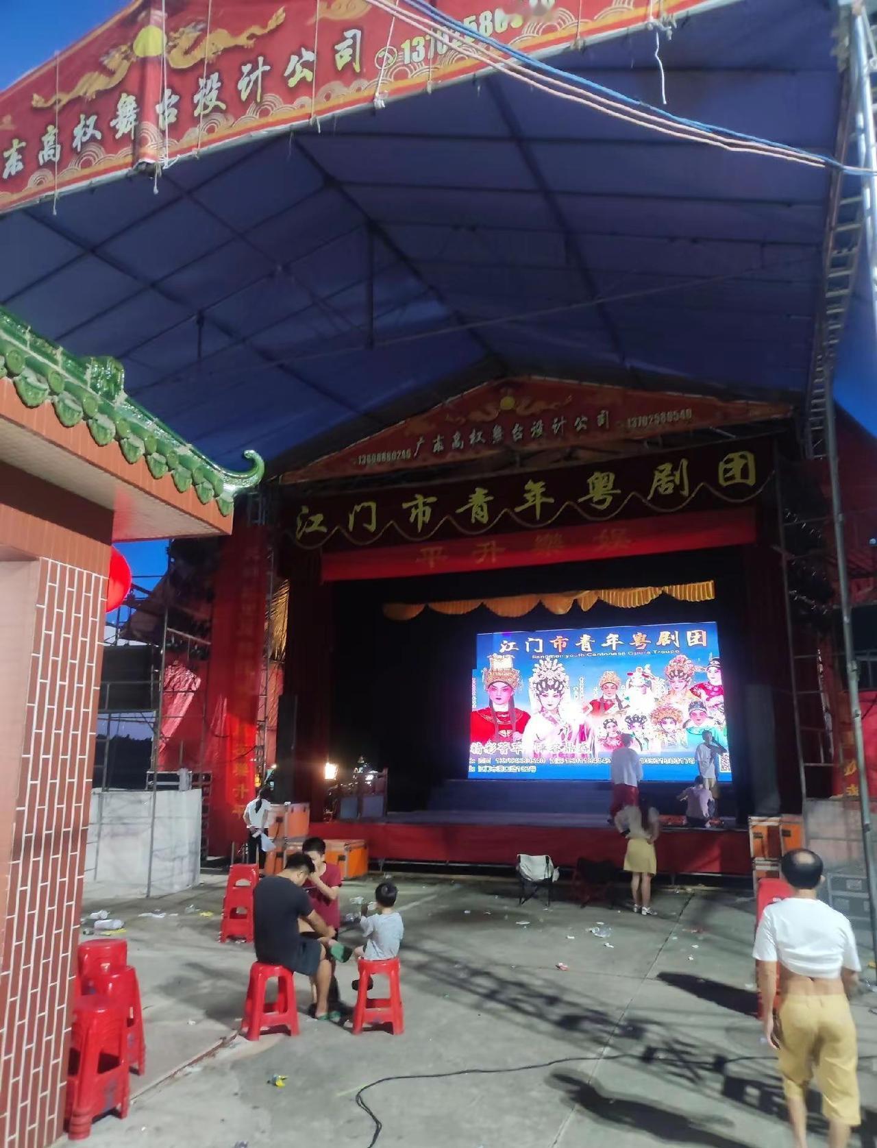 今晚大戏精彩继续呈现，江门青年粤剧团登台。摆摊的越来越多 车公诞期大戏台