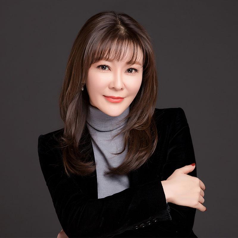 当年，王小骞兴高采烈地嫁给谭江海，可婚后谭江海却坚持要丁克，而王小骞只略施小计就