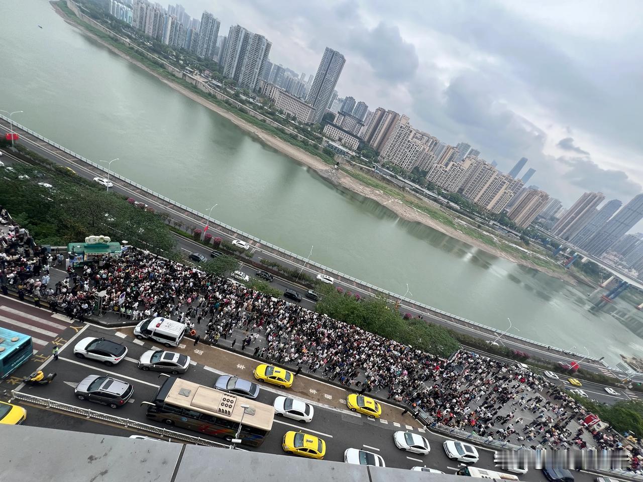 这是今年国庆第五天的重庆李子坝轻轨站

据说全国有一亿人来重庆了

一亿人在解放