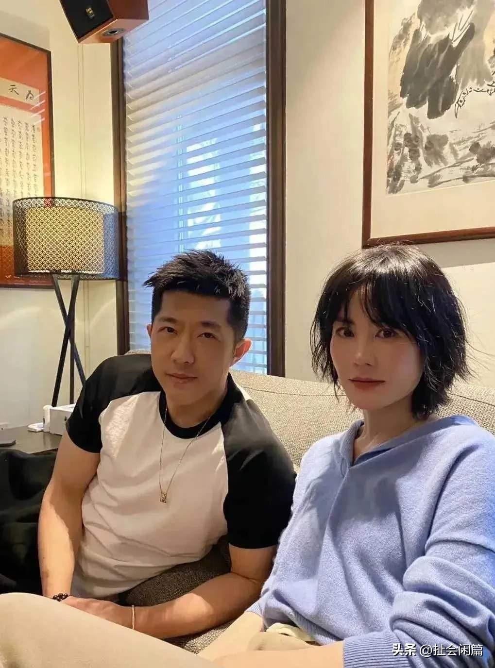 孙浩去看了谢霆锋西安演唱会，和王菲等一大帮朋友合影。

举酒杯的格外引人注目，他