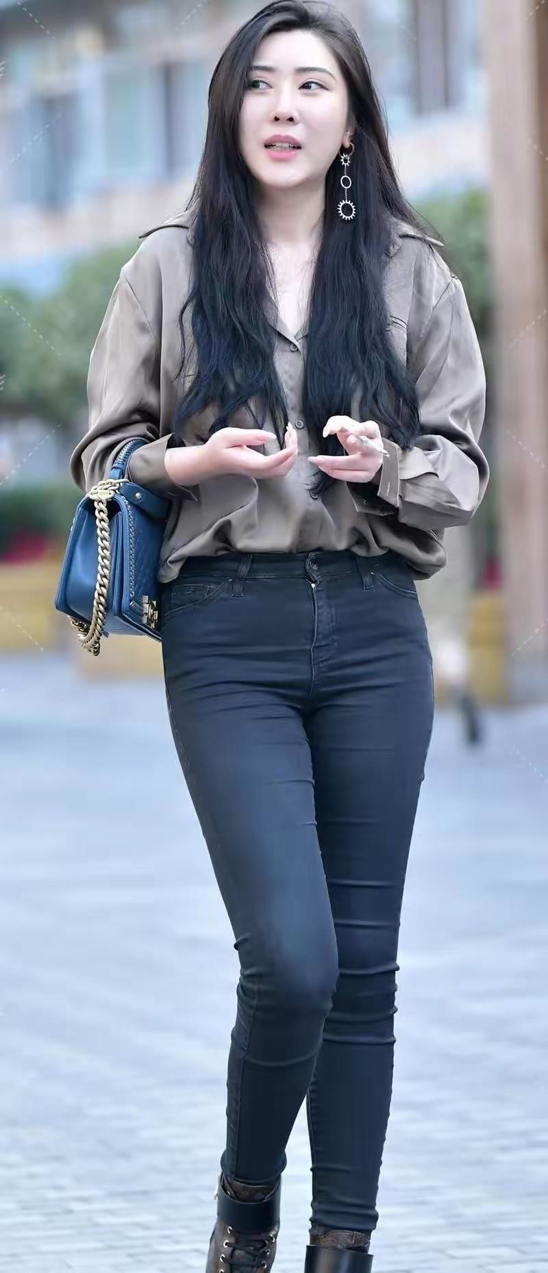 青丝如瀑，步履轻盈。