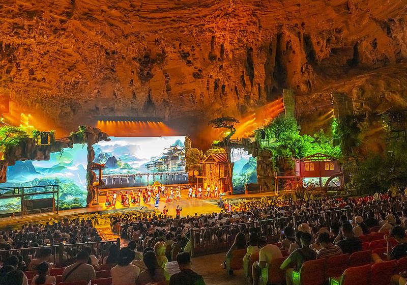 2. 行业对照很清楚：演艺是“复游发动机”襄阳古城江墙之间 
临沂琅琊古城《国秀