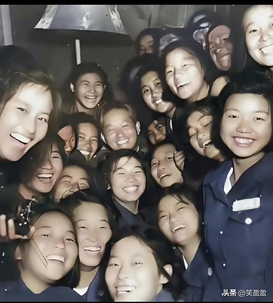 50年代，
孙立人将军在金门与国民革命军女兵合影留念。全体人员都笑的好灿烂啊！