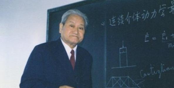 “我不同意！”1992年在我国准备建造三峡大坝时，我国著名的水利学家黄万里老先生